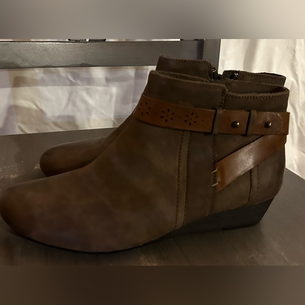 Women’s Rockport size 8.5 wedge booties